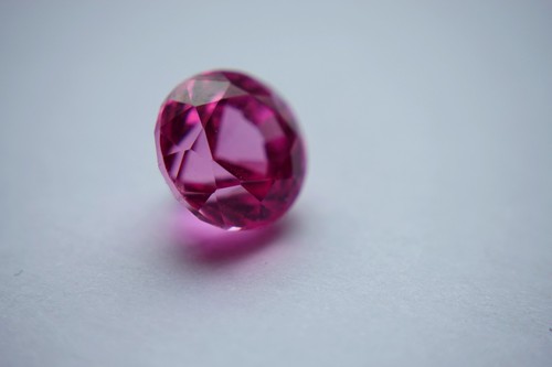 5ct rubin rund - 8,5ct, korund